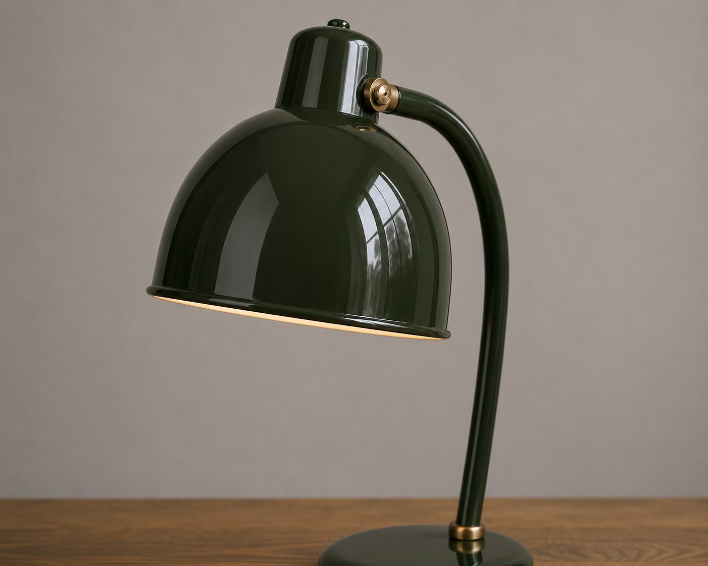Lackerad bordslampa i mörkgrönt med mässingsled